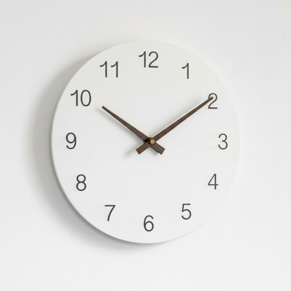 Grande horloge blanche minimaliste