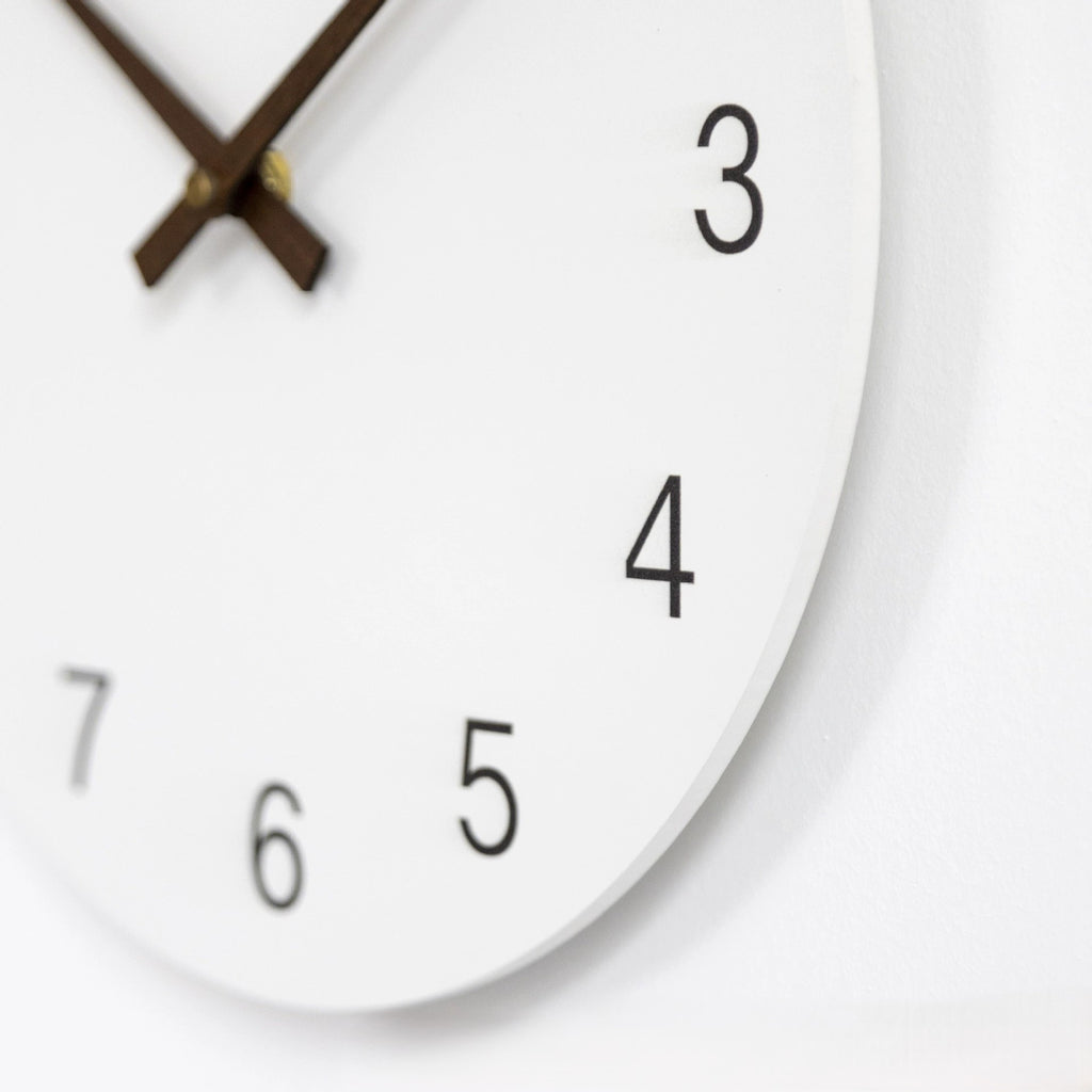 Grande horloge blanche minimaliste