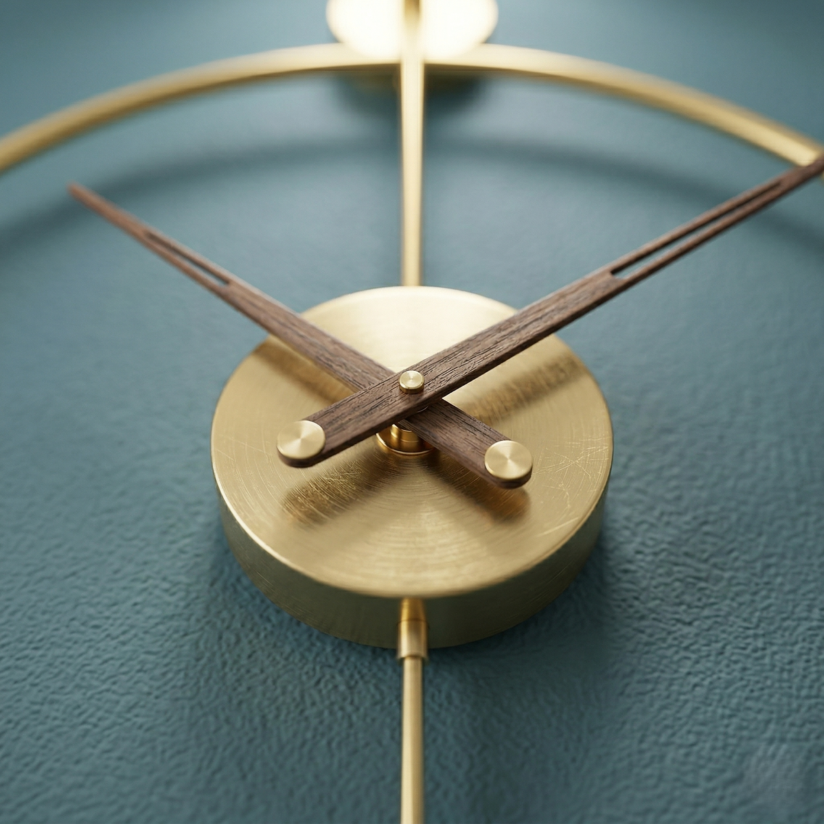 Horloge à balancier moderne