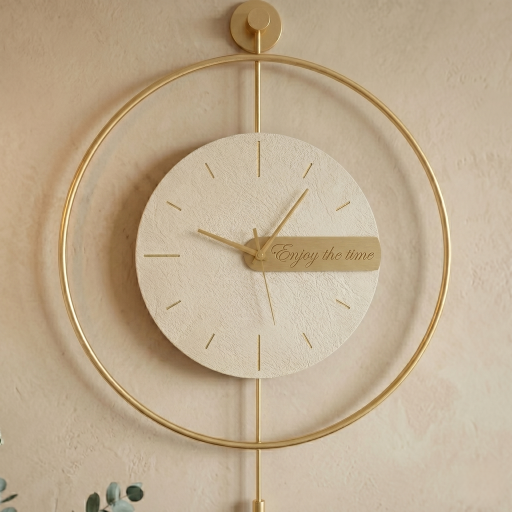 Horloge dorée balancier