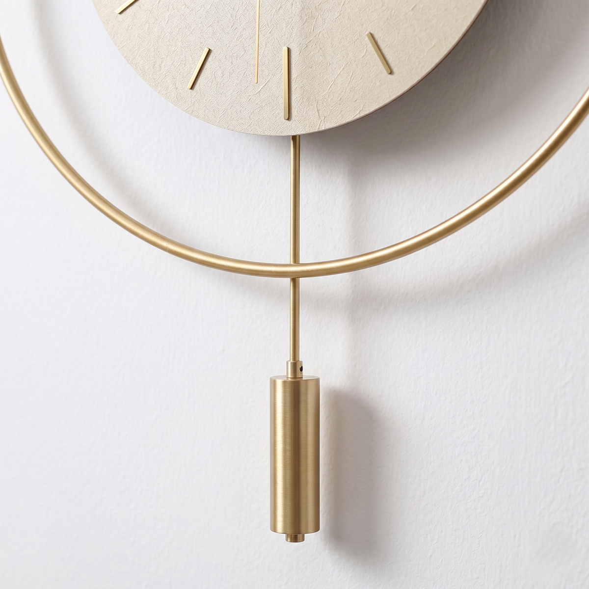 Horloge dorée balancier