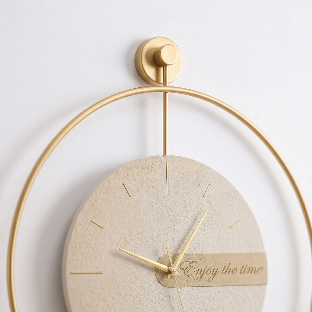 Horloge dorée balancier