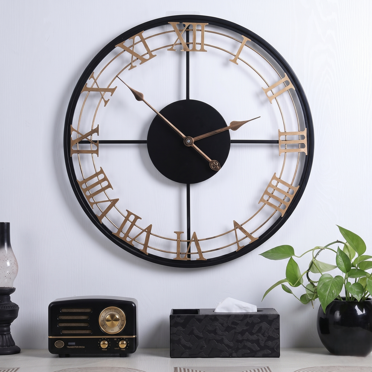Horloge murale chiffre romain noir et doré