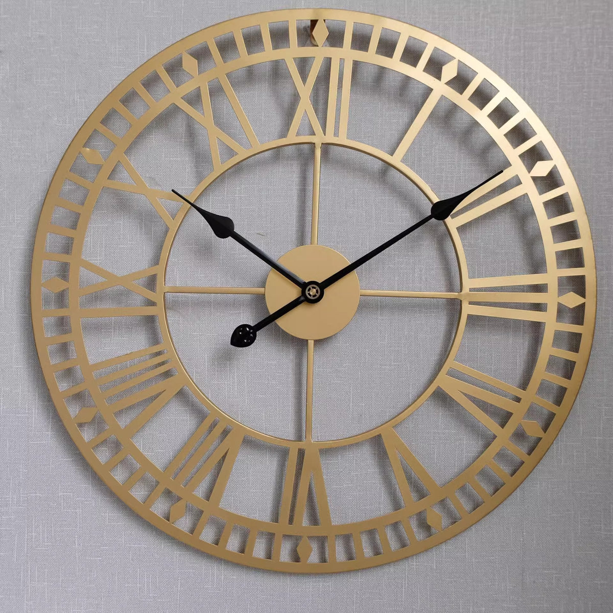 Horloge murale dorée